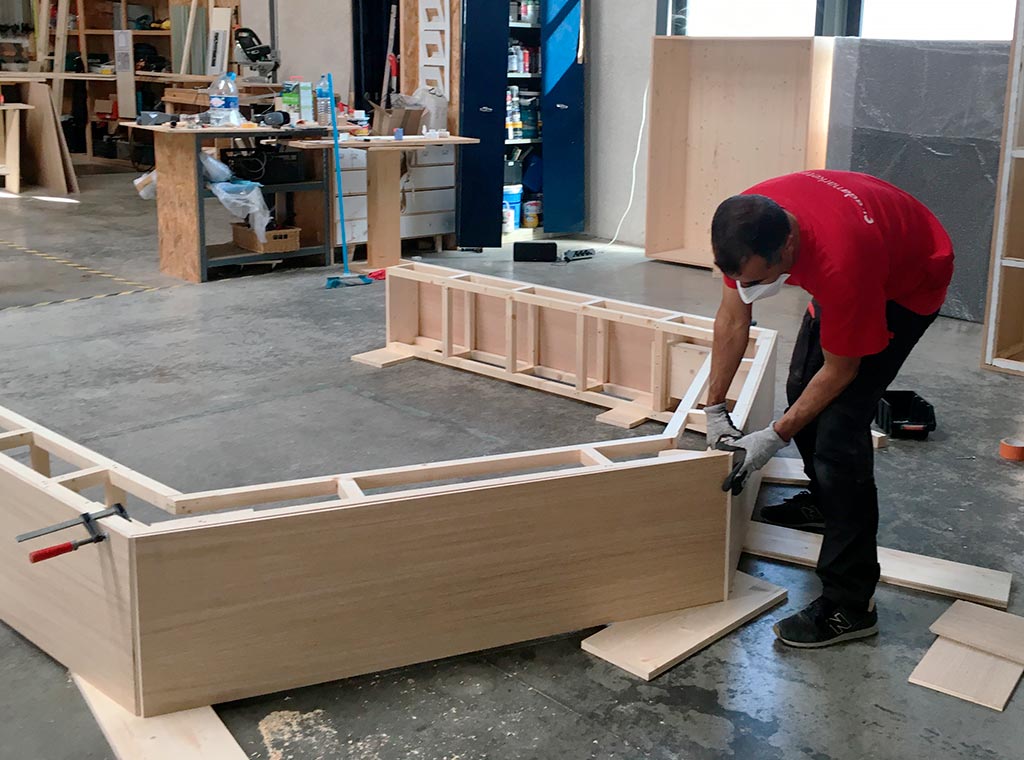 Fabrication bois d’un stand sur mesure dans l’atelier de menuiserie Decore Studio Events
