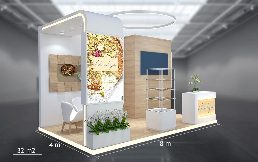 Stand de 32 m² (4 × 8 m): distribución en esquina, mostrador de acogida y vitrina de producto.