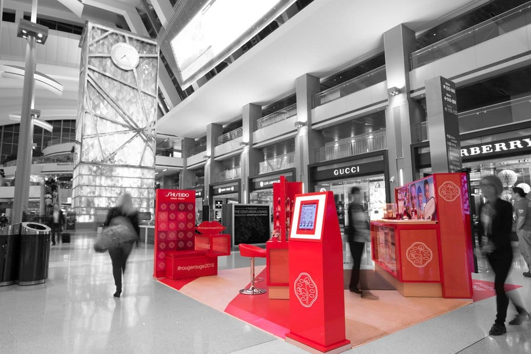 Pop-up store Shiseido rouge en galerie commerciale